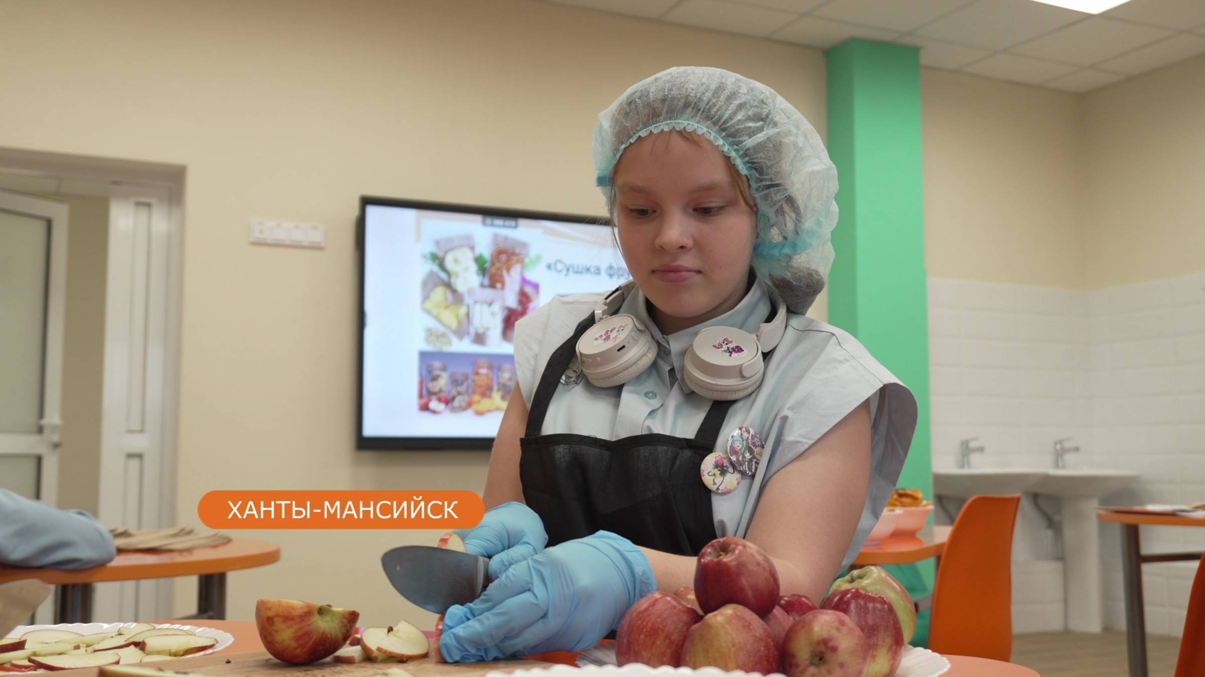 Школьники Ханты-Мансийска готовят перекусы для участников СВО