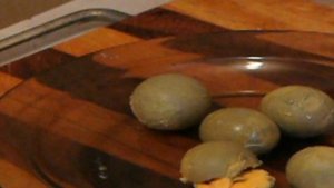 Салат с печенью и солеными огурцами