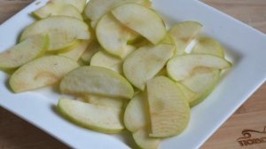 Розочки из слоеного теста с яблоками