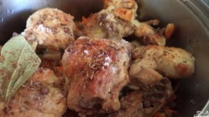 Курица, тушенная с черносливом в сметане