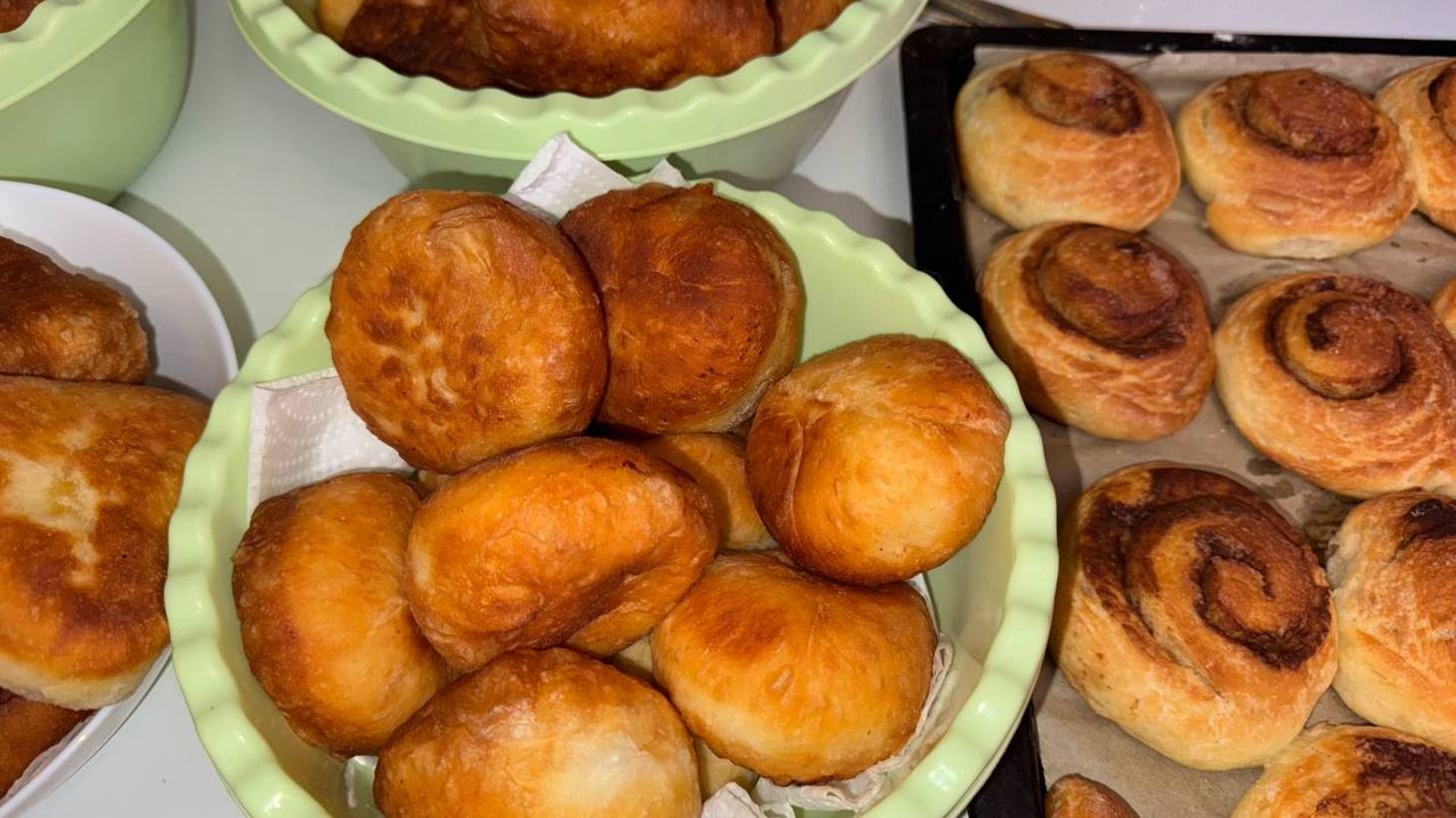 Девочки готовятся к благотворительной ярмарке.