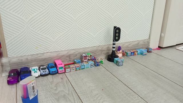кукла лол попала в квадратный мир компьютерной игры