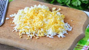 Салат с сайрой и грибами