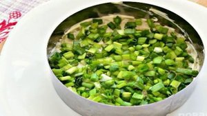 Новогодний салат с ветчиной, грибами, сыром, зеленым луком