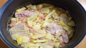 Курица, тушеная с овощами в сметане