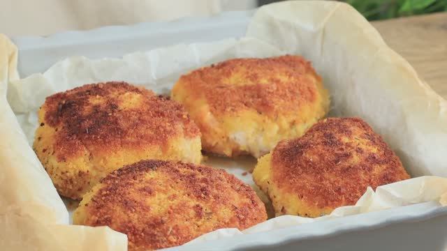 Сочный рецепт куриной грудки в золотистой хрустящей панировке. Мы также приготовим сочную сырную нач