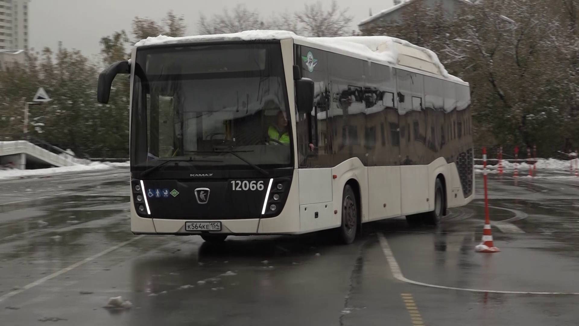 Водители пассажирских автобусов Новосибирска соревновались в мастерстве