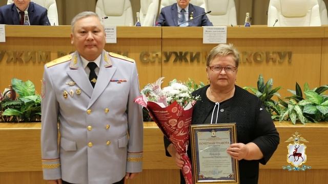 Сотрудники кадрового подразделения ГУ МВД региона принимают поздравления с праздником