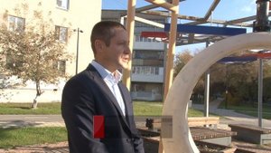 На аллее по ул. Тевосяна починили сломанные качели. Панорама 10.10.25