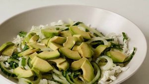 Салат с пекинской капустой и авокадо