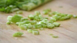 Салат с рыбой внутри сэндвича