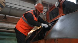 Слесарь УЖДТ Михайловского ГОКа Андрей Крепачев каждую смену осваивает новые методики ремонтов.