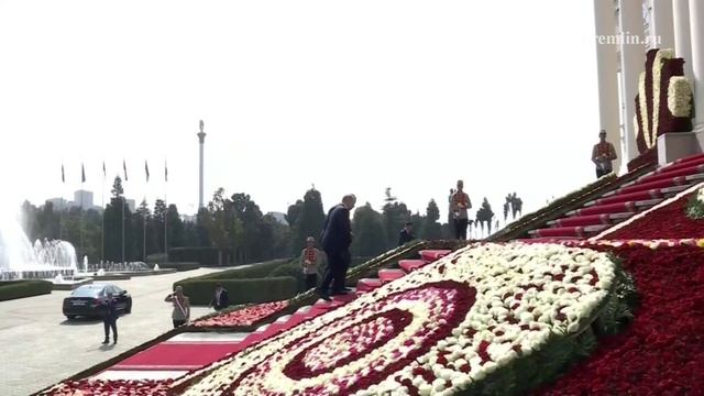 Владимир Путин прибыл во Дворец нации в Душанбе для участия в заседании Совета глав государств