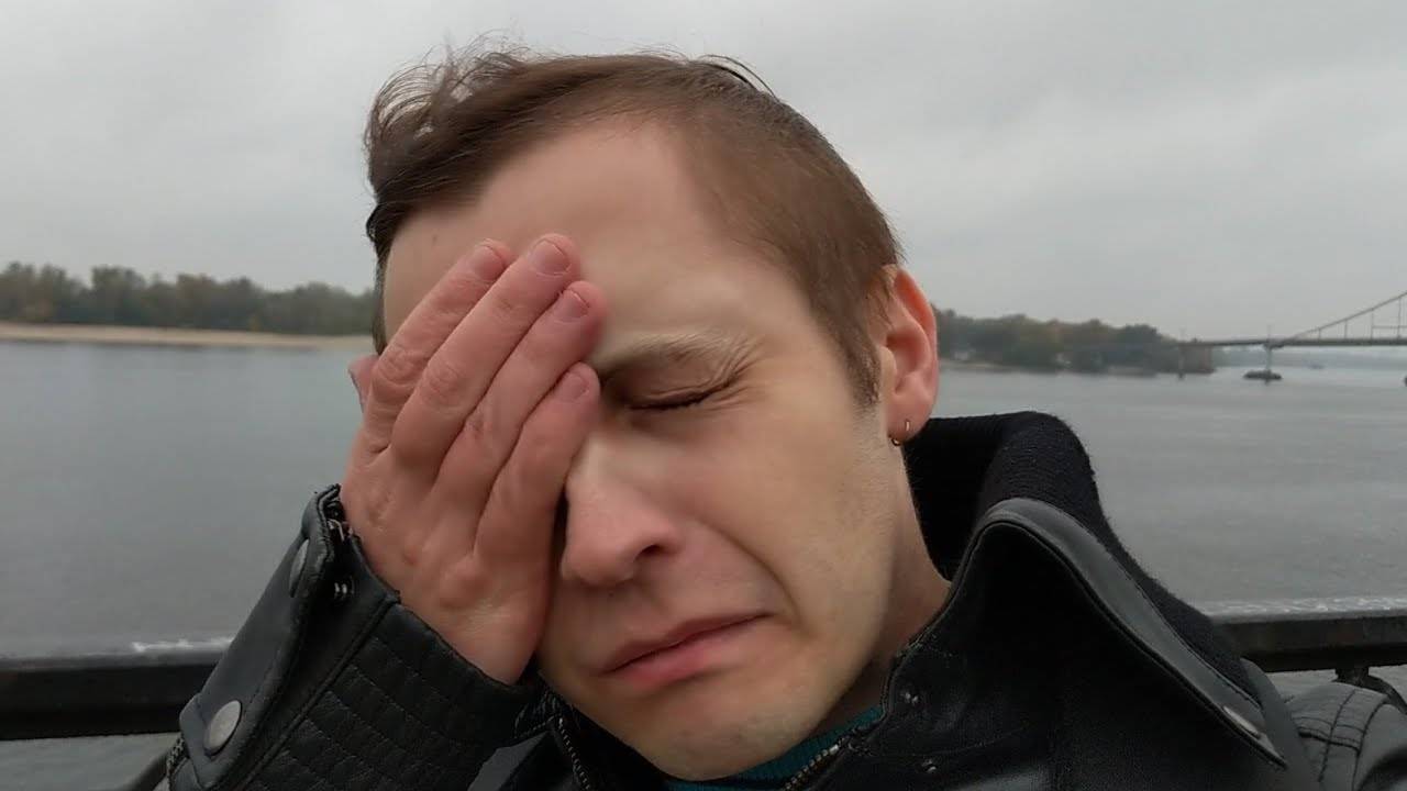 ИНЦЕЛ СОЦИОФОБ ПЛАЧЕТ НА НАБЕРЕЖНОЙ В ЦЕНТРЕ КИЕВА ИЗ-ЗА ОТСУТСТВИЯ ДЕВУШКИ И ОДИНОЧЕСТВА