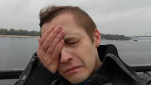ИНЦЕЛ СОЦИОФОБ ПЛАЧЕТ НА НАБЕРЕЖНОЙ В ЦЕНТРЕ КИЕВА ИЗ-ЗА ОТСУТСТВИЯ ДЕВУШКИ И ОДИНОЧЕСТВА