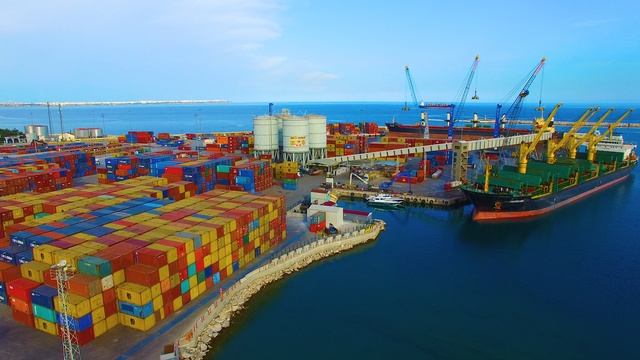 Vecteezy_port-container-train_2987831