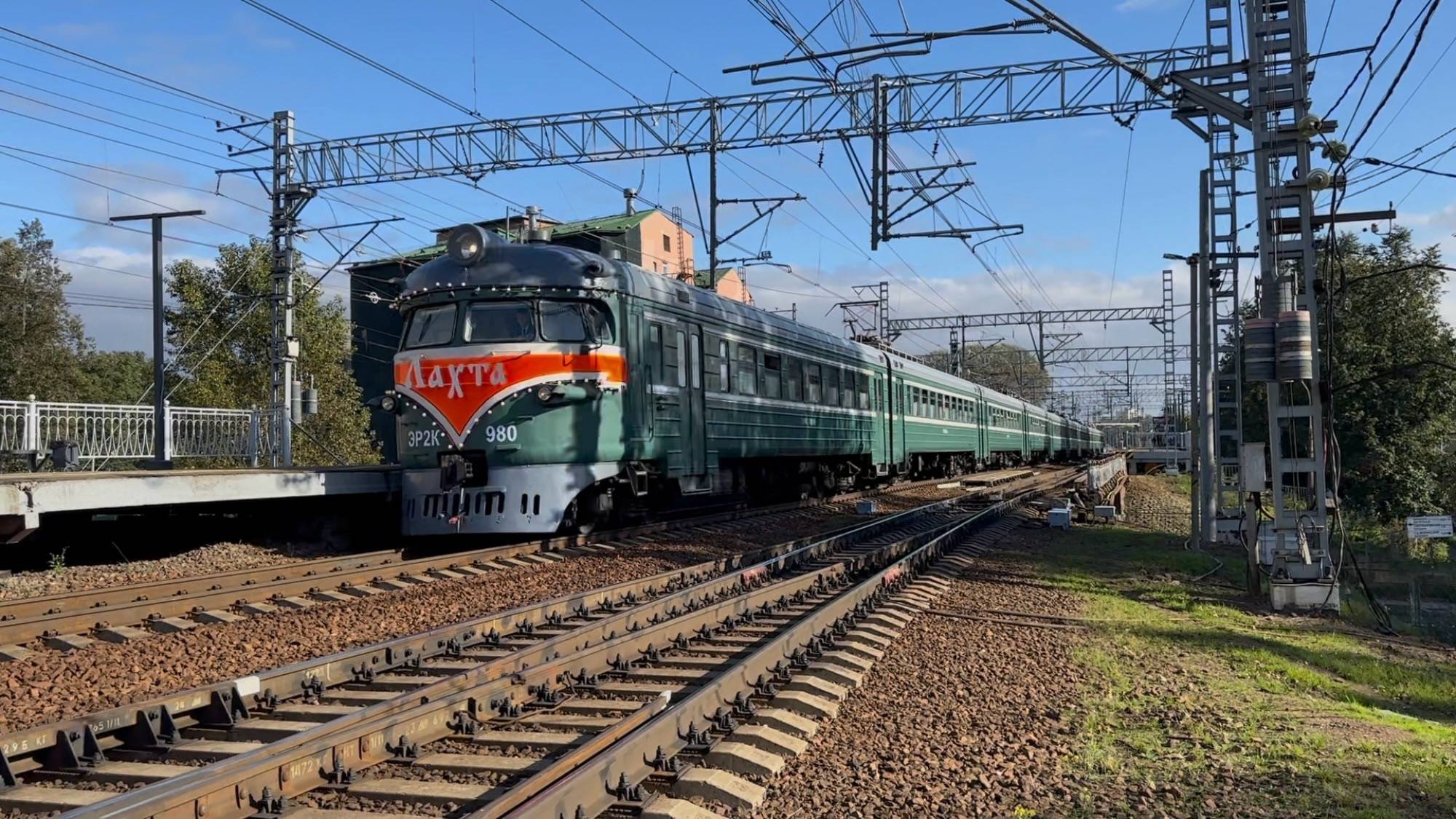 «Приветливая» Электропоезд  «Лахта» ЭР2К-980 на ст.Ланская, сентябрь 2025 года