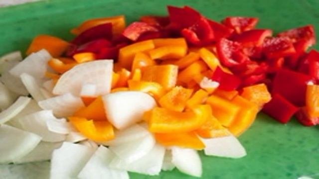 Курица тушеная с болгарским перцем