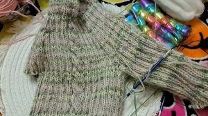 немного игрушек, процессы, книги по вязанию.