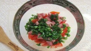 Салат с помидорами, огурцами и сухариками