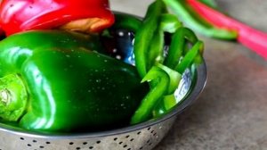 Салат с перцем и манго