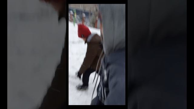 битва снежками пацаны Vs девочки