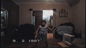 Сын  Эльдар -мамкин помощник, танцор к тому же