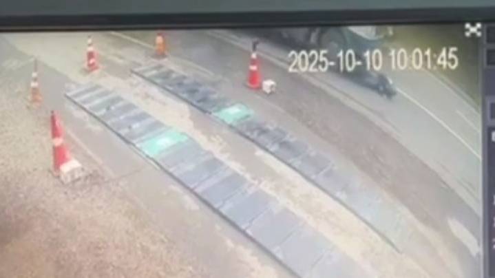 Инспектор погиб под колесами грузовика в Ростовской области