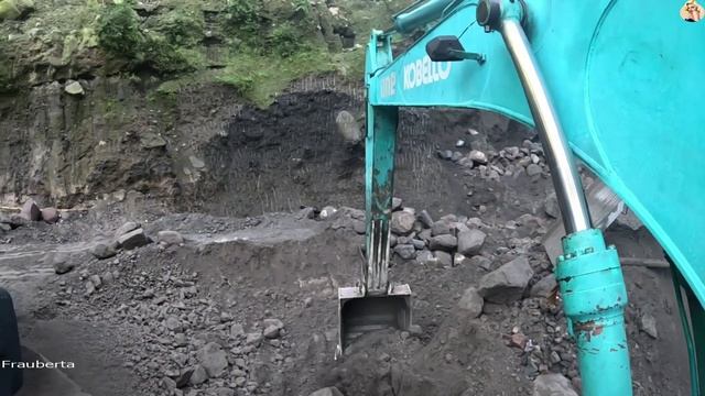 Строительство, экскаватор копает песок
