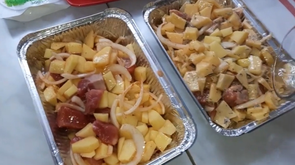 20 апреля 2021 г. Запекаем картошку с мясом в духовке. Бабушка белит деревья.