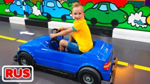 Дети вместе с мамой играют в детском учебном центре! Видео от Влада и Ники!