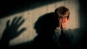 Многодетная мать жестоко выпорола дочь ремнем на глазах у приятеля