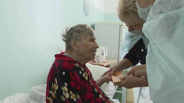 Пожилые пациенты стационара получили подарки