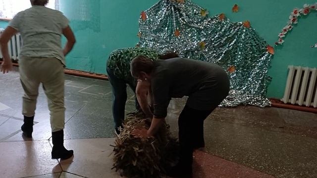 Волонтёры п. Новый.Помогают школьники плести сети.
