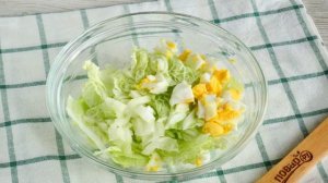 Салат с пекинской капустой и сайрой