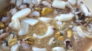 Салат Морской коктейль с креветками и кальмарами