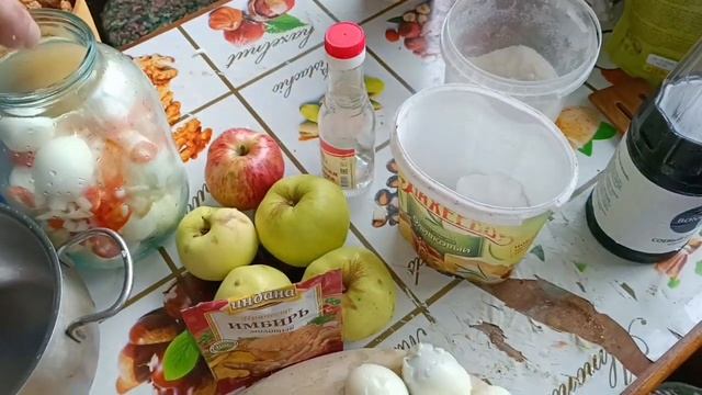 замаринованные куриные яйца в соевом соусе с перцем и с уксусом, острая вкусная закуска