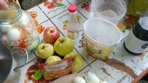 замаринованные куриные яйца в соевом соусе с перцем и с уксусом, острая вкусная закуска