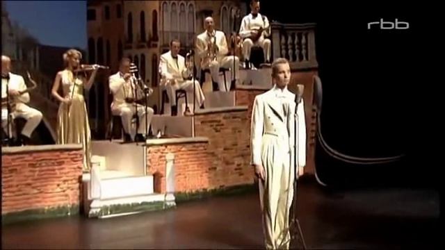 Max Raabe Says Die Gondel Hatte Verspätung Italien