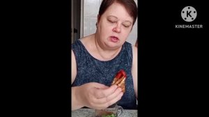 Дровосек 🪓 день и ночь пропадает в лесу 🪵 чтоб пореже видеть жинку-красу 🦍🤣