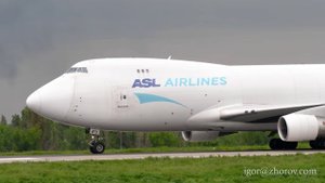 Грузовой Боинг 747 авиакомпании ASL Airlines на рулении после приземления в аэропорту Алматы.