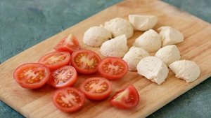 Салат с рукколой, помидорами черри и кедровыми орешками