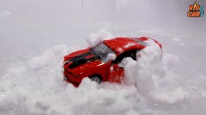 Мою машинки игрушки с пенной под водой. Кир Кар Тойс