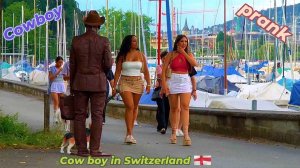 Памятник развлекается, пугая прохожих!