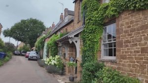 Ранняя утренняя прогулка по скрытой от посторонних глаз исторической деревне в Оксфордшире, АНГЛИЯ