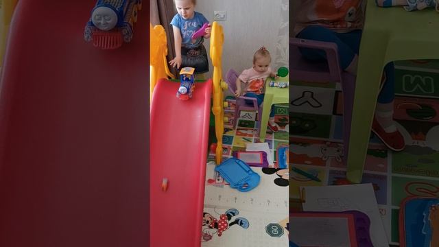 Паровозик из Ромашково! Алиса играет с паровозиком.