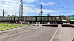 3ЭС5К проезжает железнодорожный переезд