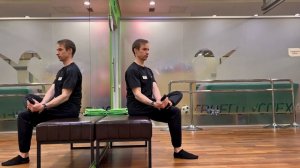 Растяжка передней и латеральной части стопы и нижнего отдела голени сидя