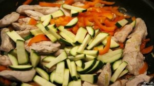 Нут с курицей и овощами