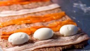 Рулет из фарша с яйцами